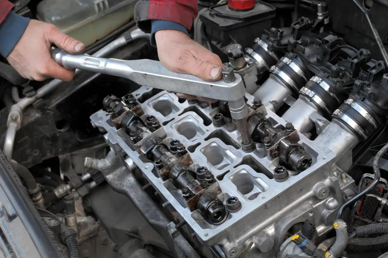 Meccanico utilizza chiave dinamometrica per rispettare le coppie di serraggio motori.