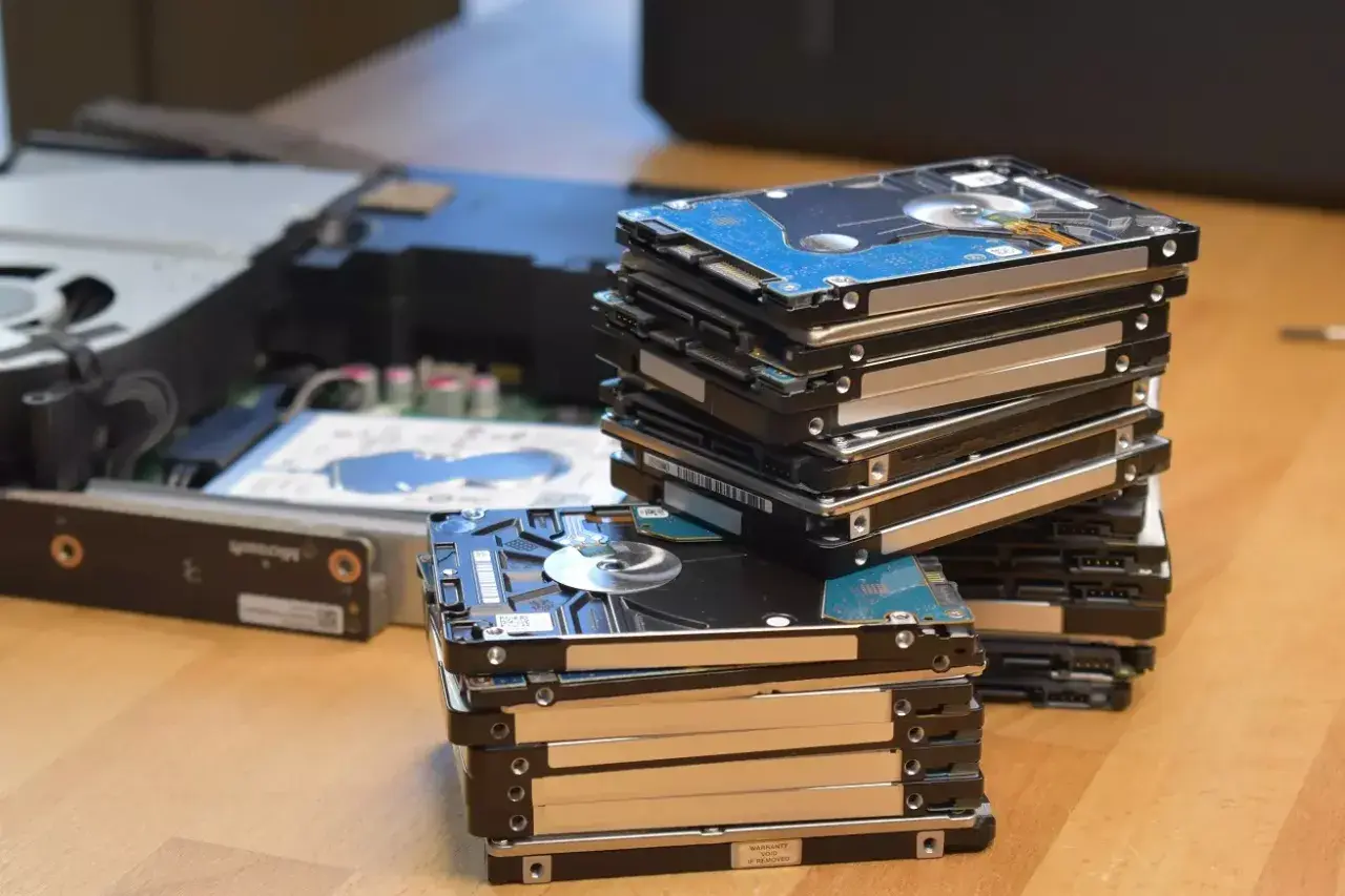 Stosy dysków twardych, gotowe do wymiany dysku Xbox One S.