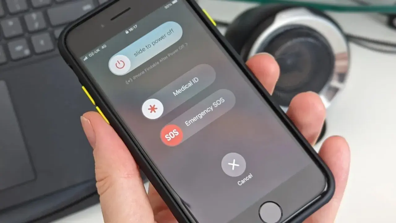 Ekran wyłączania iPhone'a: przesuń suwak "slide to power off", aby wyłączyć urządzenie. Dostępne też opcje Medical ID i Emergency SOS.