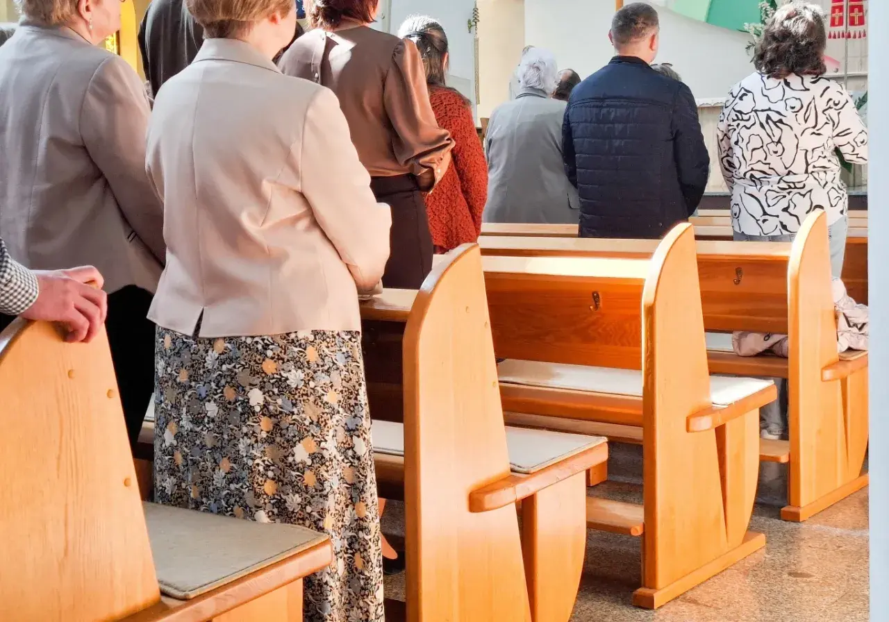 29 października. Ludzie stoją w kościele, czekając na nabożeństwo.