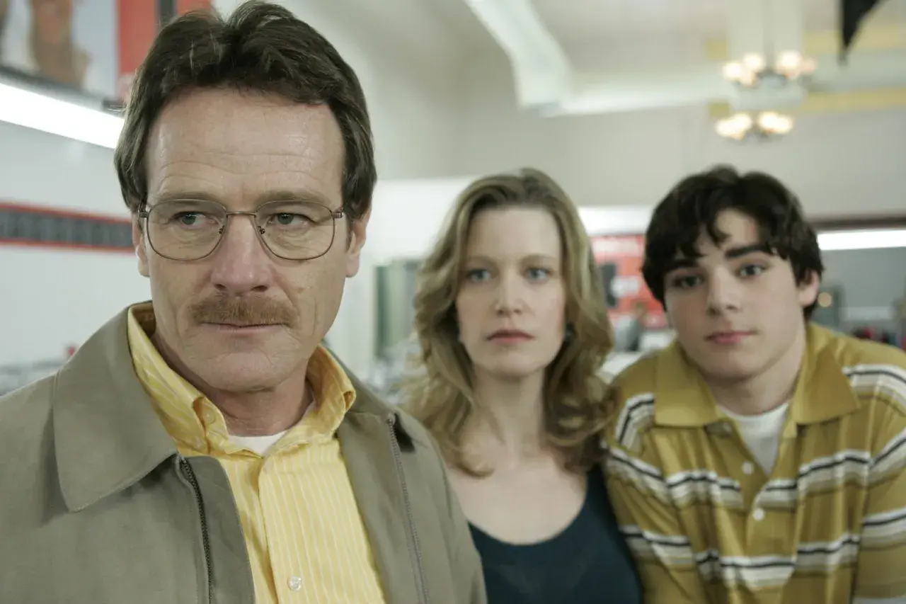 Walter White, Skyler e Walt Jr. in una scena di Breaking Bad. La tensione è palpabile, ma Skyler muore solo nel finale.
