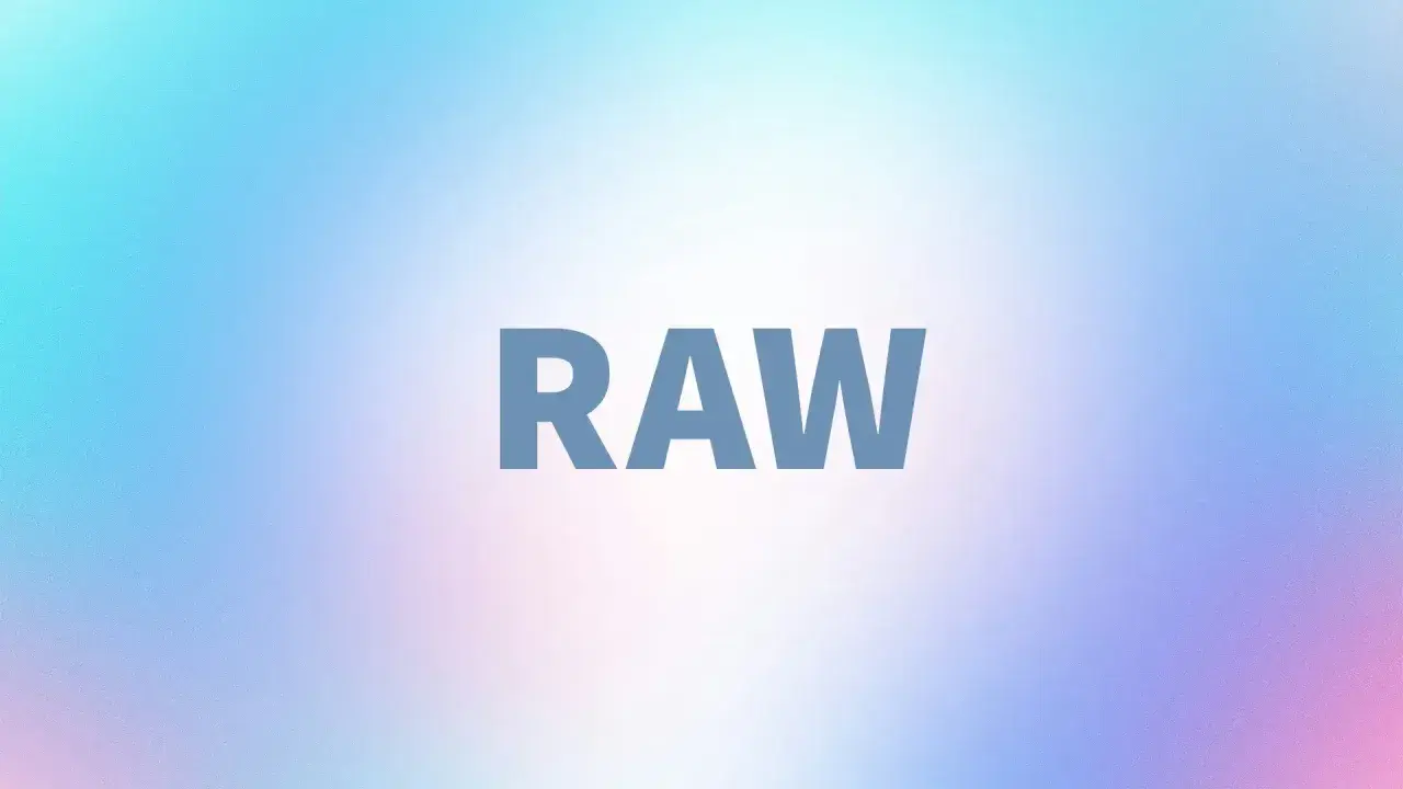 Napis "RAW" na tle pastelowego gradientu. To pytanie, "raw co to znaczy", sugeruje poszukiwanie definicji surowego formatu danych.