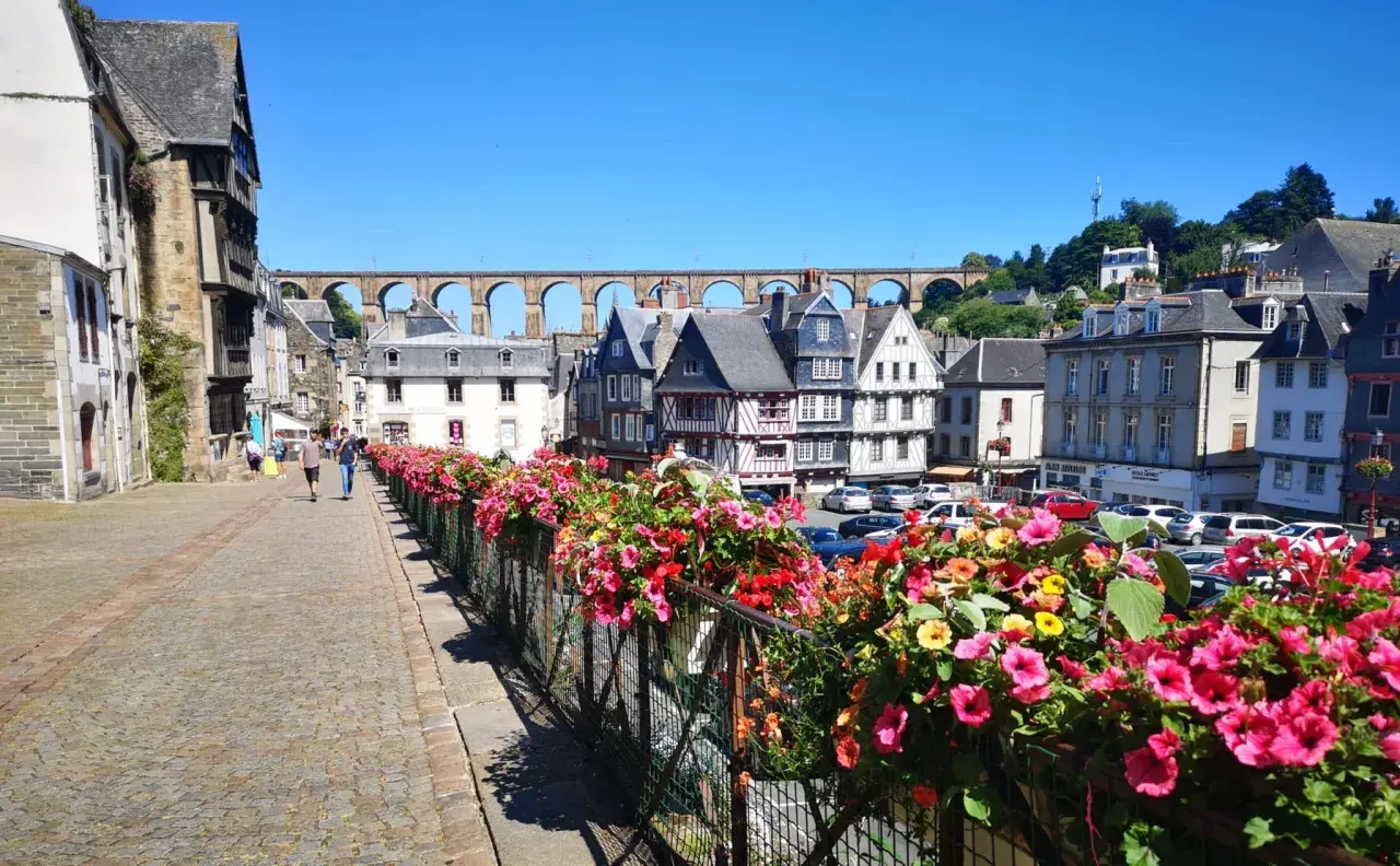 Balade fleurie à Morlaix, avec ses maisons anciennes et son viaduc imposant. Que faire à Morlaix ? Profiter de ce décor pittoresque !