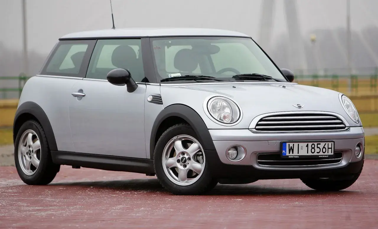 Srebrny mini r56 na czerwonej nawierzchni.