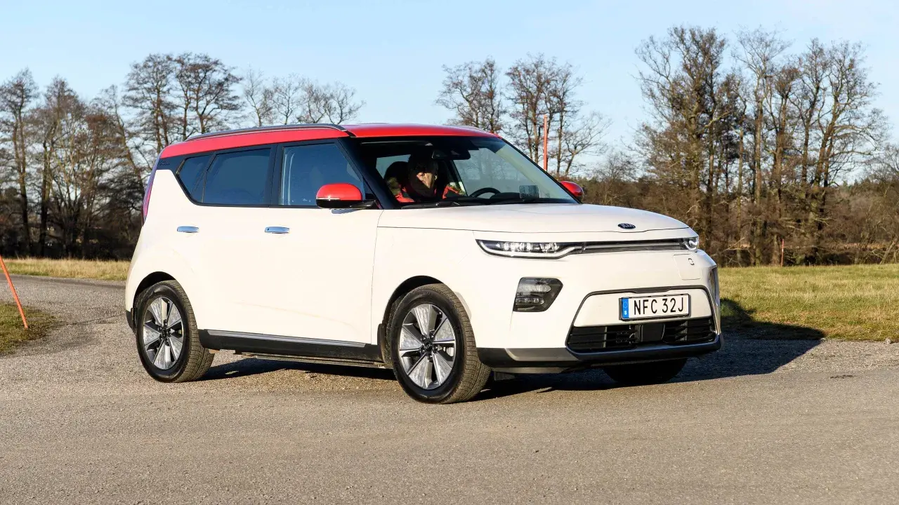Vit Kia Soul med rött tak på grusväg, redo för ett kia soul test i naturen.