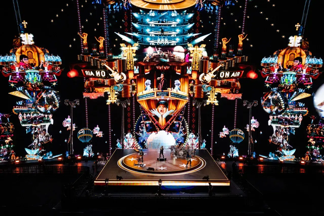 U2 w Atomic City: spektakularna scena z neonami, gitarami i wizualizacjami nawiązującymi do Las Vegas.