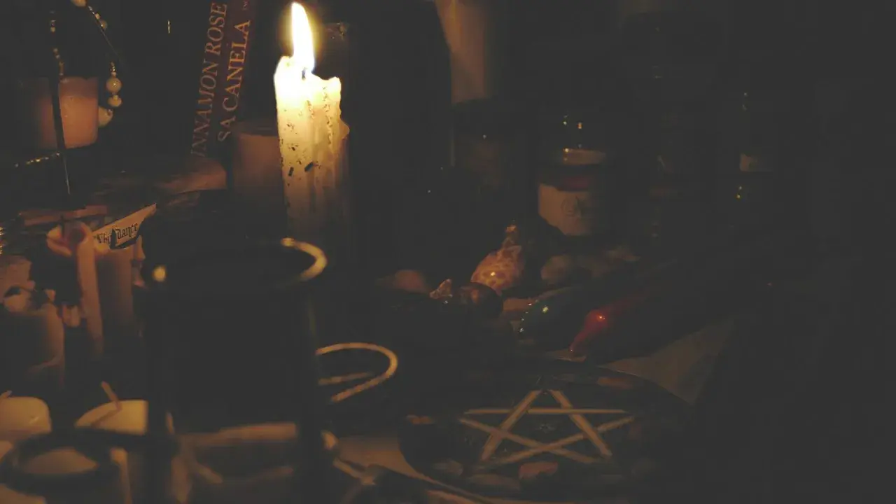 W mroku płonie świeca, a obok niej leży pentagram. Czy pentagram jest zły? To zależy od intencji, z jaką jest używany.