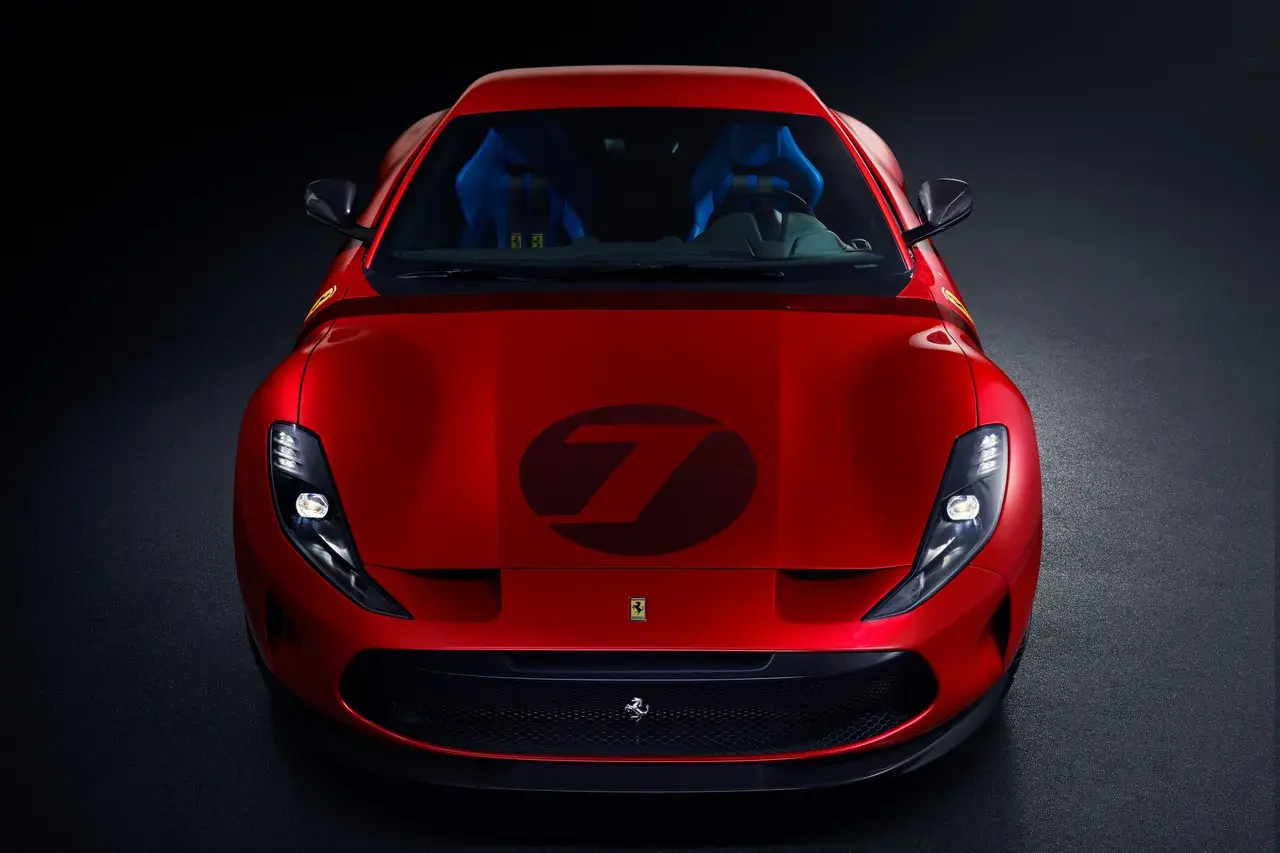 Der rote Ferrari Omologata mit dem markanten schwarzen "7"-Aufkleber auf der Motorhaube und blauen Sportsitzen.