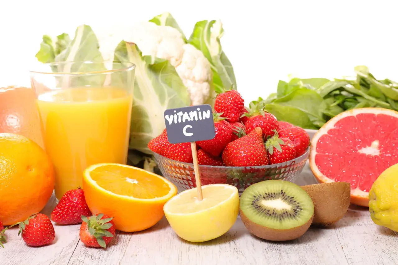 Frukt och grönsaker som jordgubbar, apelsiner, kiwi och grapefrukt, rika på **c vitamin**.