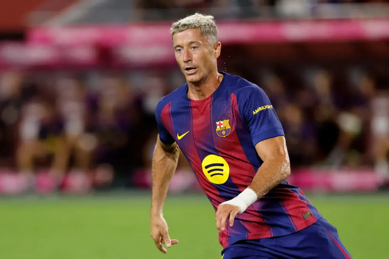 Robert Lewandowski w koszulce FC Barcelony, gotowy do gry w La Liga.