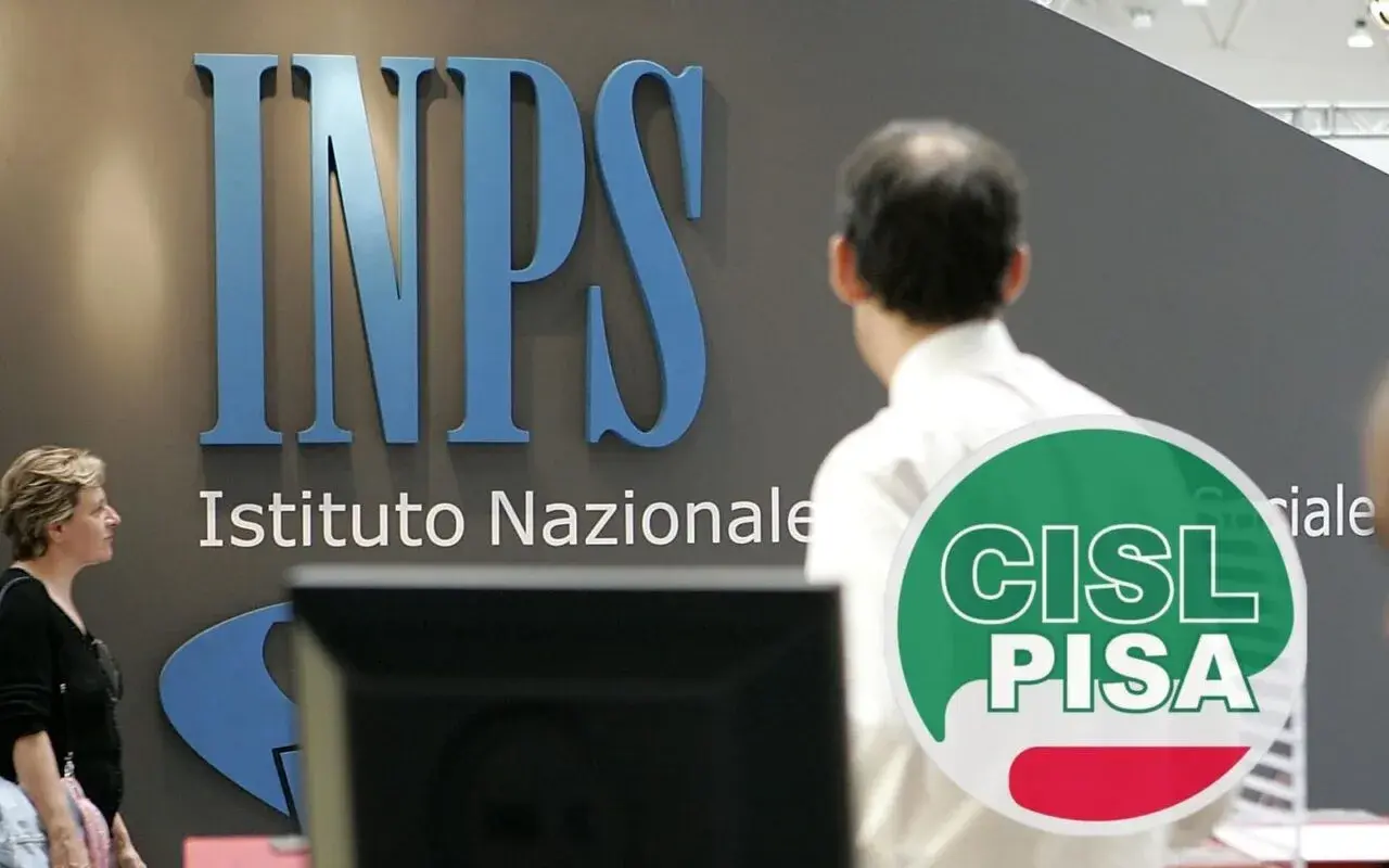 Persone davanti all'INPS, forse per pratiche di invalidità dopo intervento chirurgico.