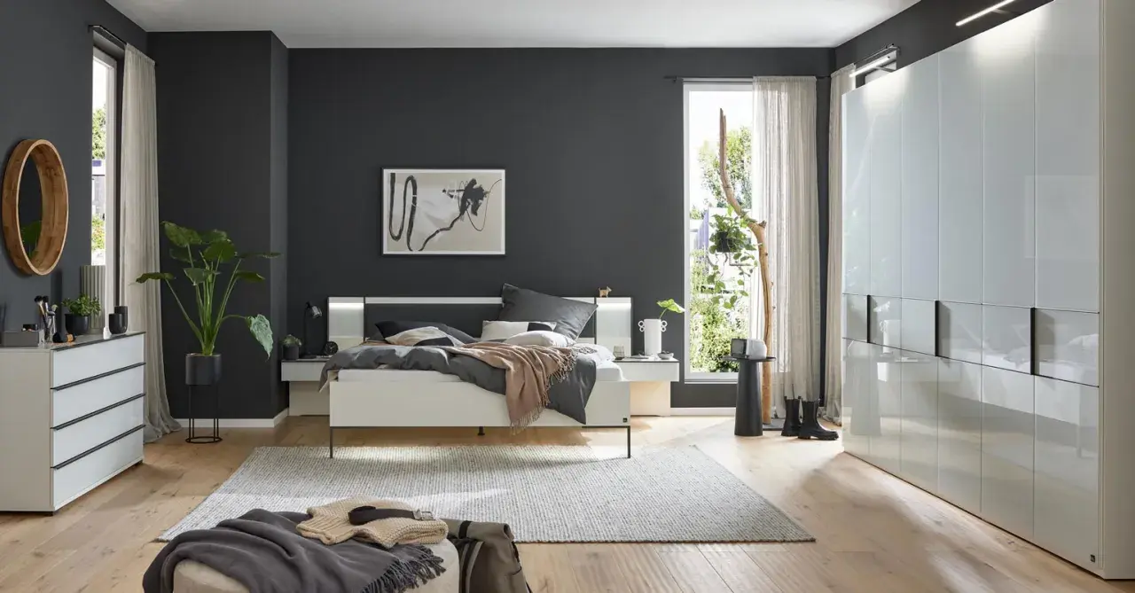 Gemütliches Schlafzimmer mit Bücherregal als Raumteiler. Tolle zimmer inspo für kleine Wohnungen.