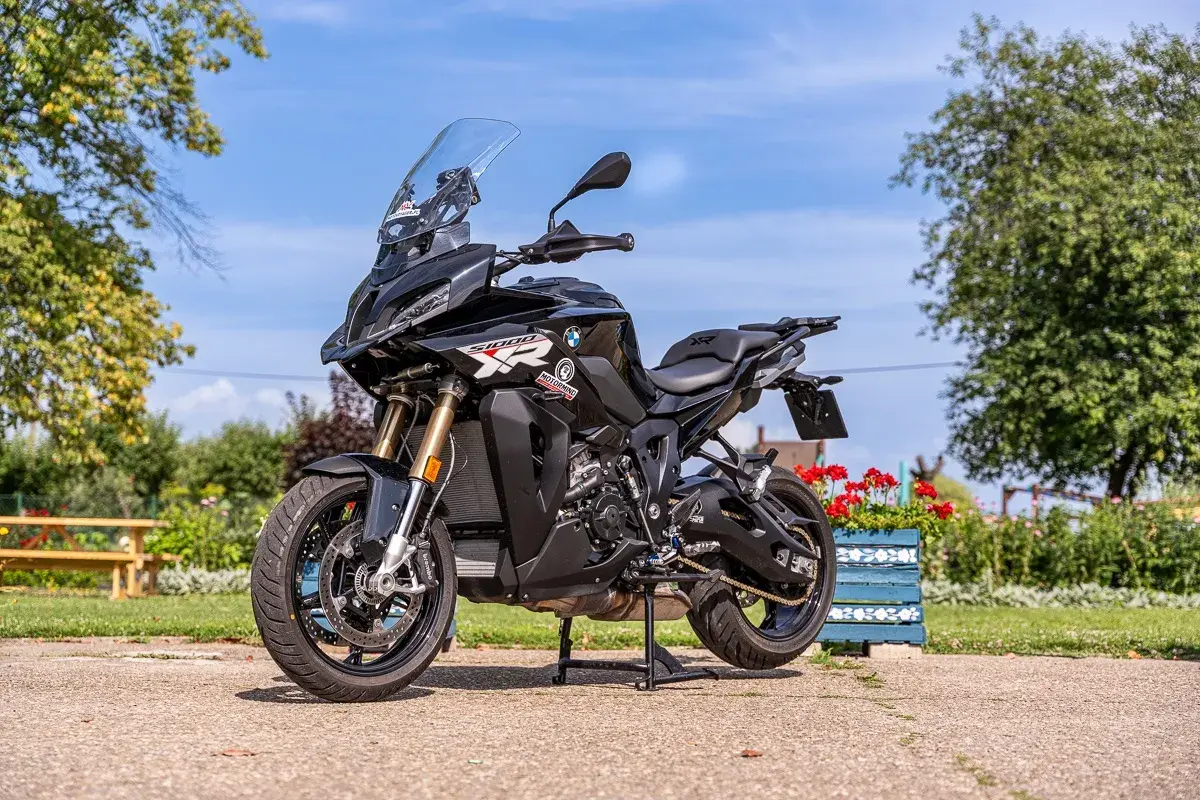 Czarny motocykl sportowo-turystyczny BMW 1000 XR na postoju, gotowy do podróży.