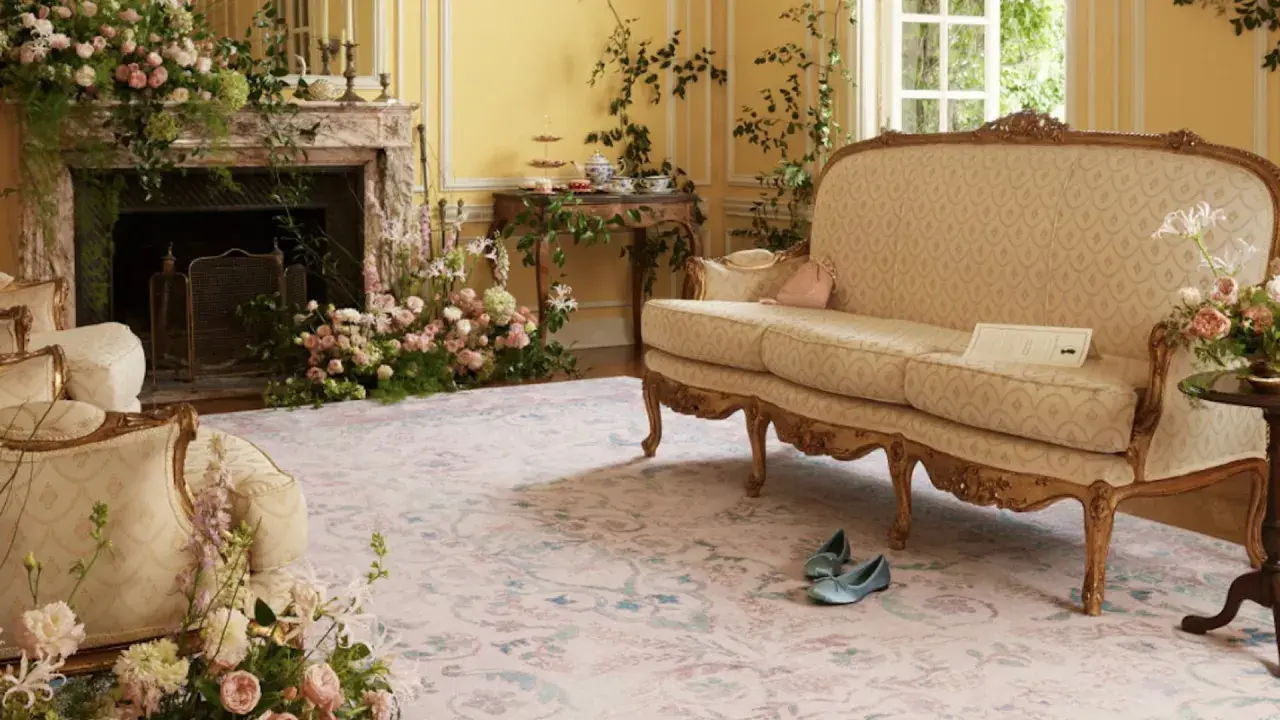 Ein Salon im Regency Stil, üppig geschmückt mit Blumen. Ein Sofa und Sessel laden zum Verweilen ein.