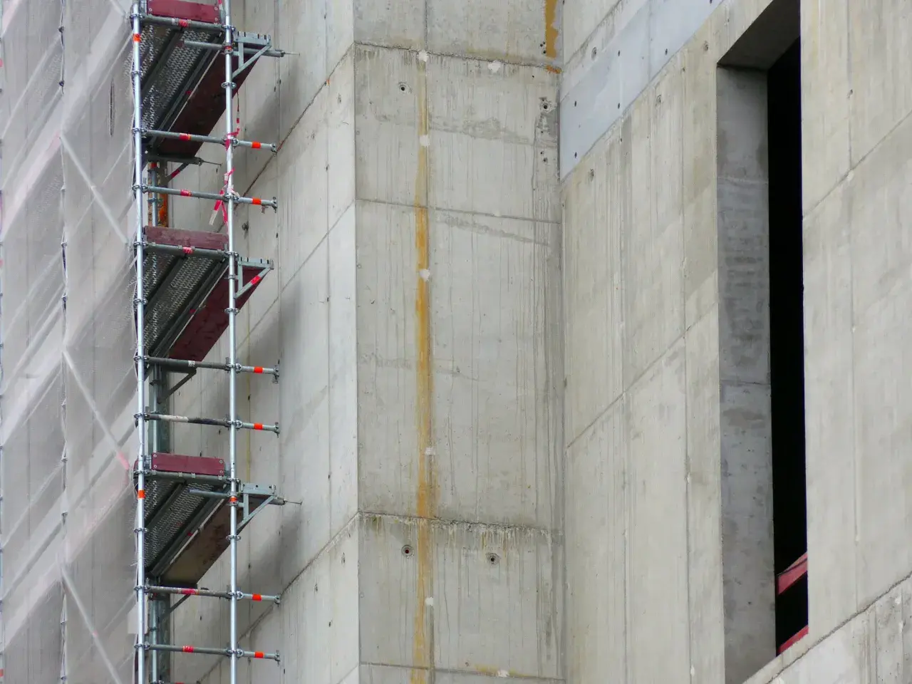 Gerüst nach DIN 1048 an Betonwand mit Fensteröffnung.