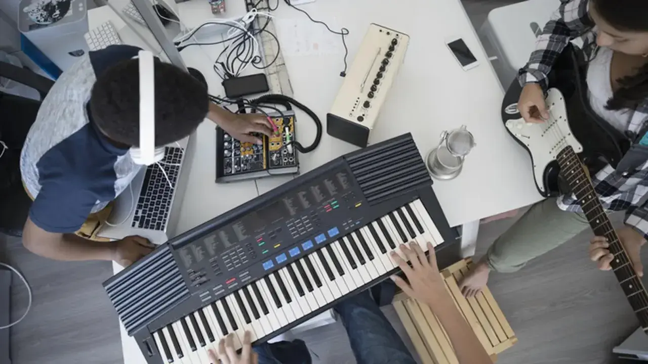 Tworzenie muzyki na żywo: syntezator dźwięku inaczej, gitara i mikser.