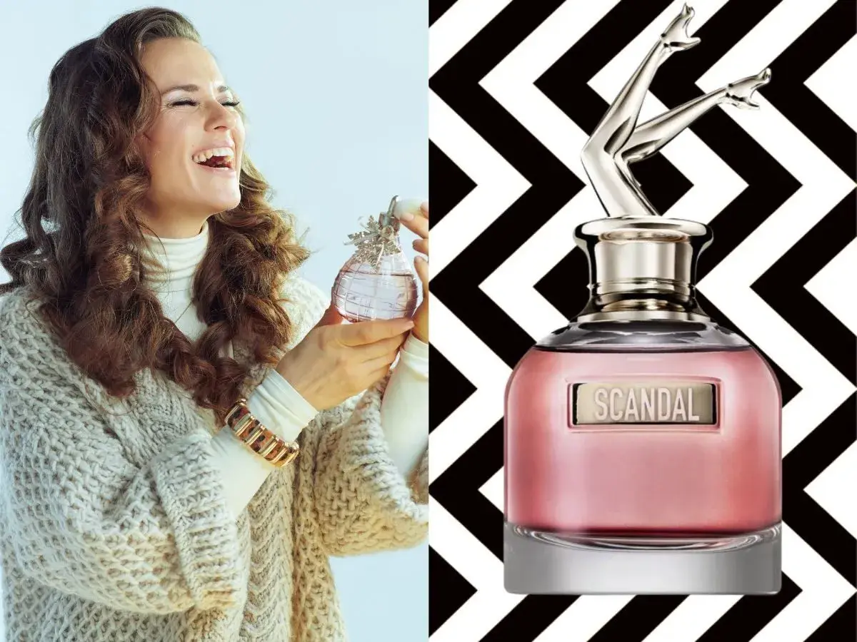 Kobieta śmieje się, trzymając perfumy. Obok flakonik Scandal by Night perfumy z nogami jako korkiem.