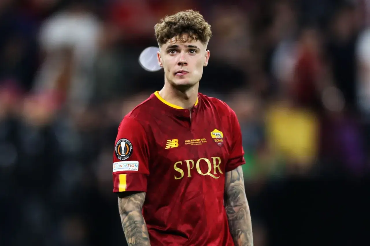 Młody piłkarz Nicola Zalewski w koszulce AS Roma, z tatuażami na ramionach. Warto wiedzieć, ile lat ma Nicola Zalewski, by docenić jego talent.