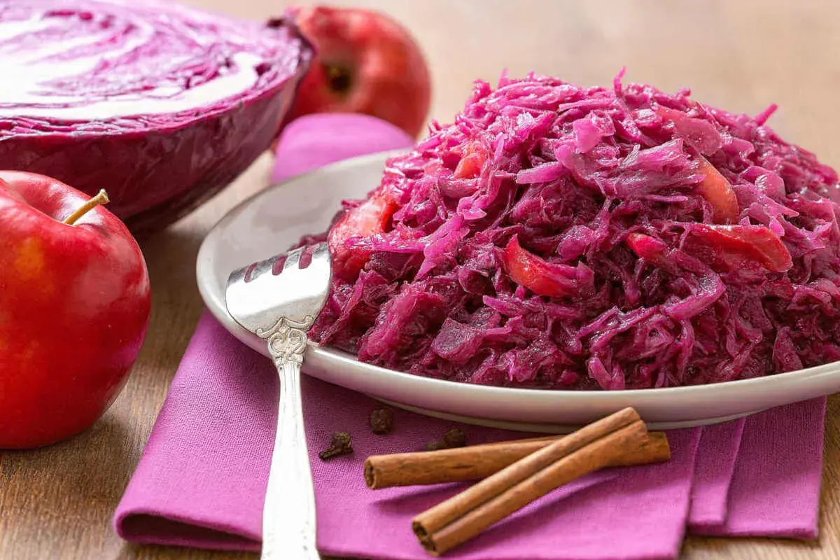 Délicieux chou rouge recette avec des pommes, cannelle et clous de girofle. Un plat coloré et savoureux.