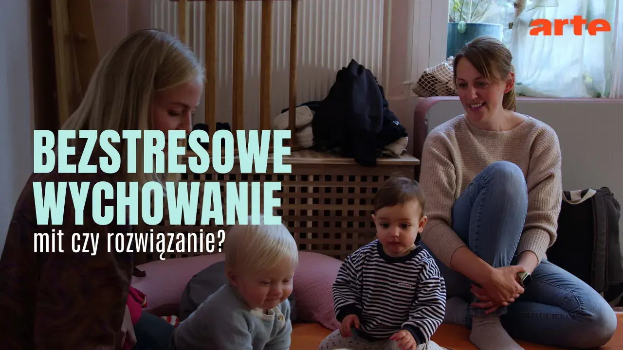 Dwie kobiety i dwoje niemowląt siedzą na podłodze.