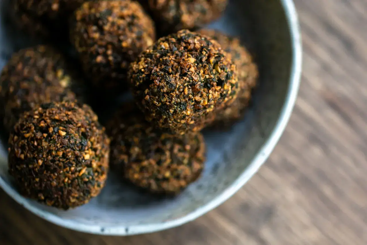 Knusprige Falafel-Bällchen in einer Schale, bereit zum Genießen. Ein köstliches falafel rezept.