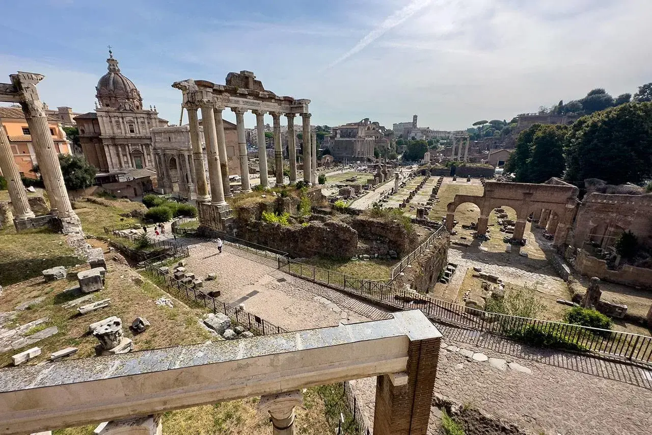 Il Foro Romano, un luogo imperdibile per chi visita Roma antica cosa vedere. Colonne imponenti, rovine e la cupola di Santa Maria di Loreto.