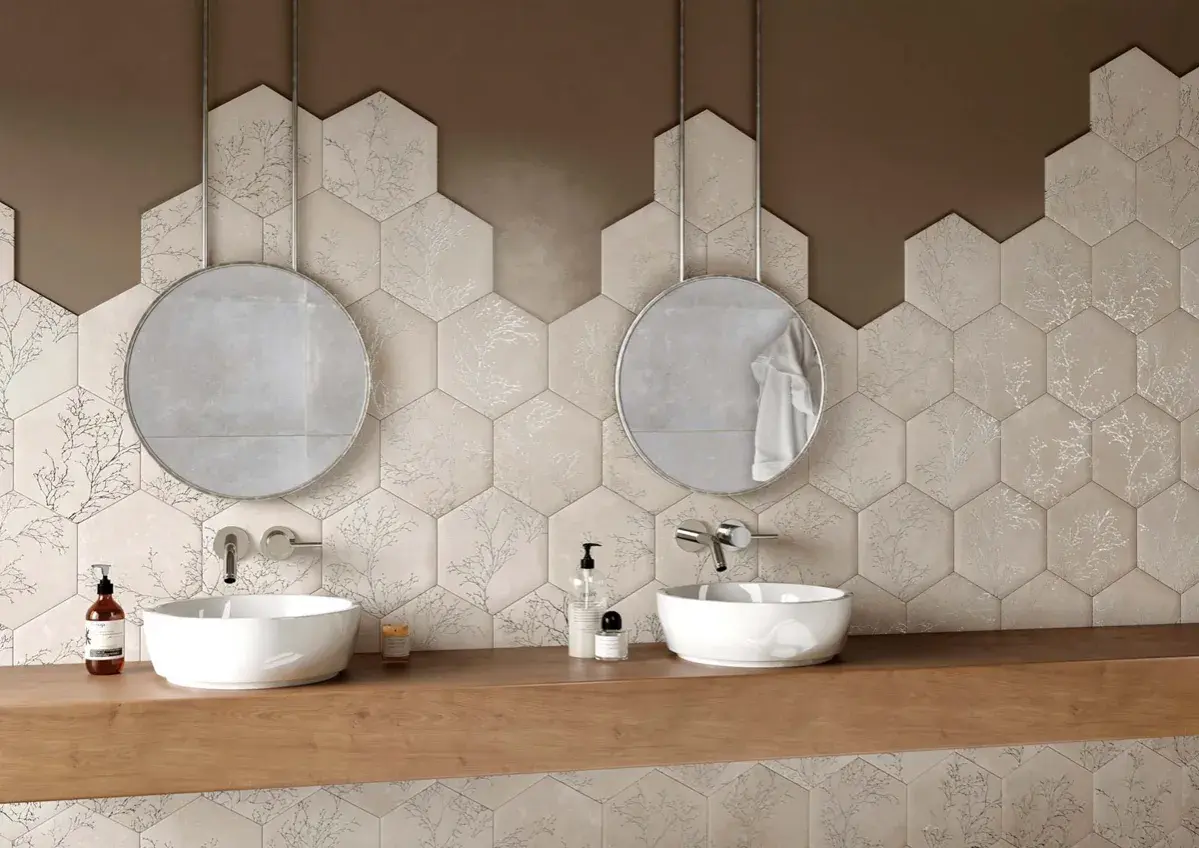 Elegantes combinaciones de azulejos para baños con diseño hexagonal y motivos de ramas.