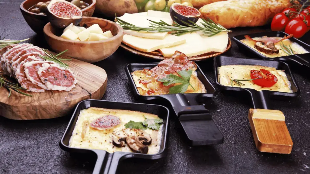 Une alternative raclette gourmande : fromage fondu, charcuterie, champignons, tomates cerises et pain croustillant.