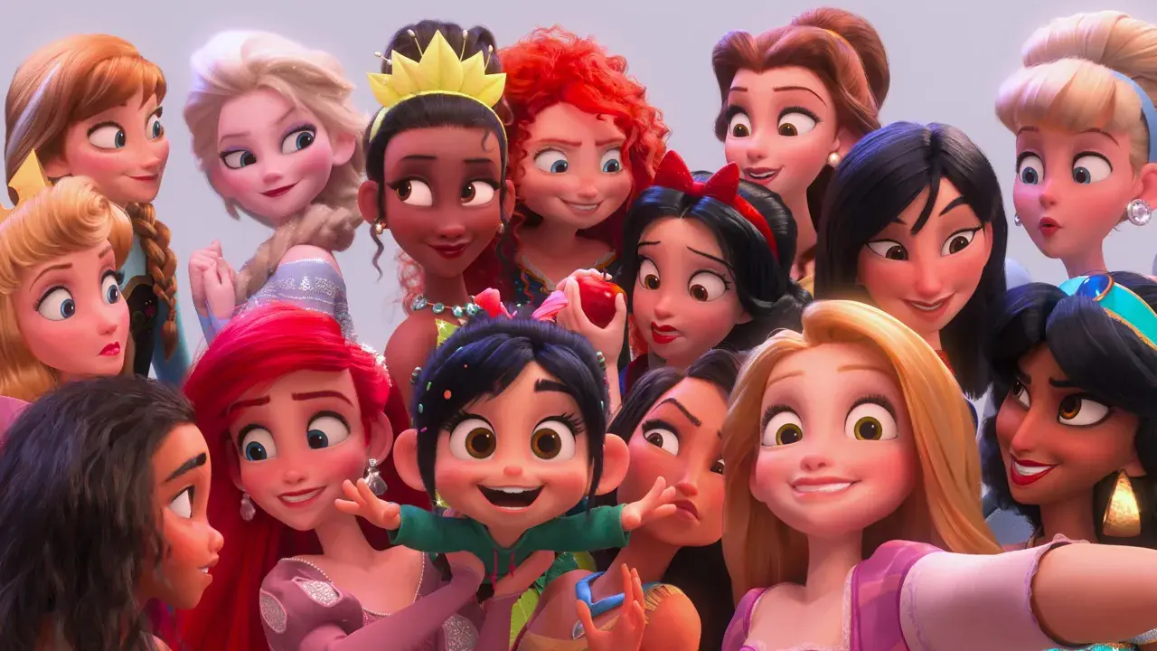 Wesołe księżniczki Disneya robią sobie selfie. Widać Elzę, Annę, Roszpunkę, Ariel, Belle, Śnieżkę, Tijanę, Meride, Pocahontas, Jasmine, Moanę i Vanellopę.
