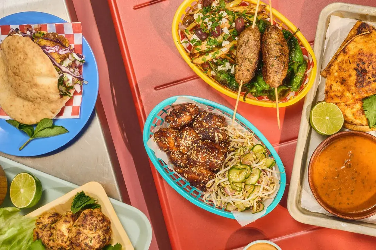 En härlig buffé med olika snittar recept: kycklingvingar, kebabspett, falafel och pitabröd med fyllning.