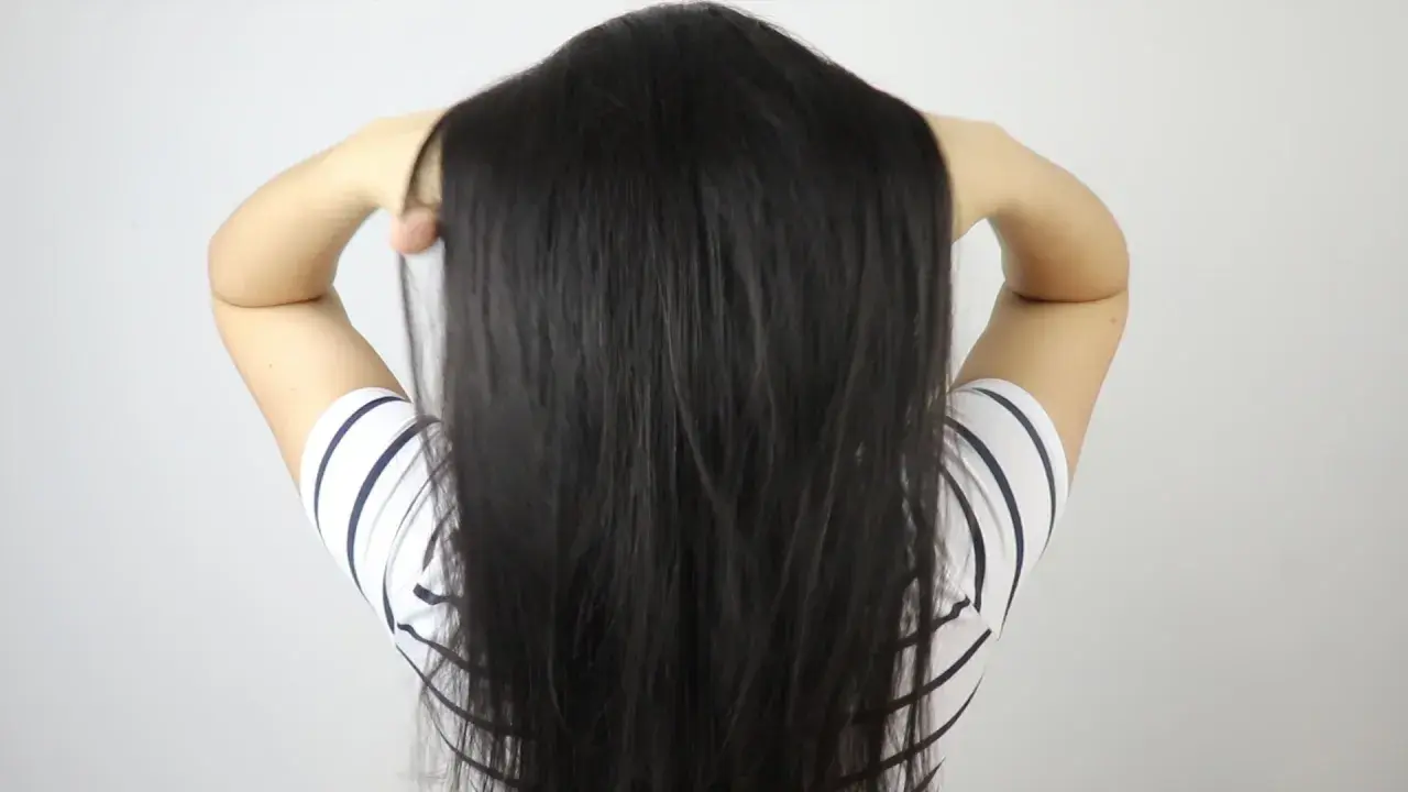 Cabello largo y oscuro, liso y sedoso, sin rastro de frizz. Descubre cómo lograr este look perfecto.