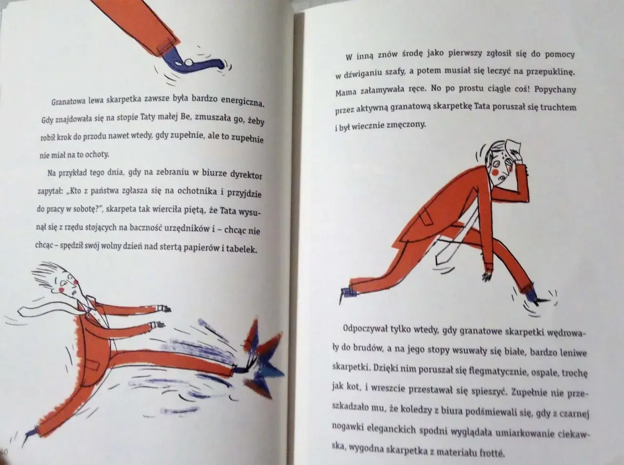 Ilustracja przedstawia mężczyznę w garniturze, który biegnie, a z jego nogawki wystaje granatowa skarpetka.