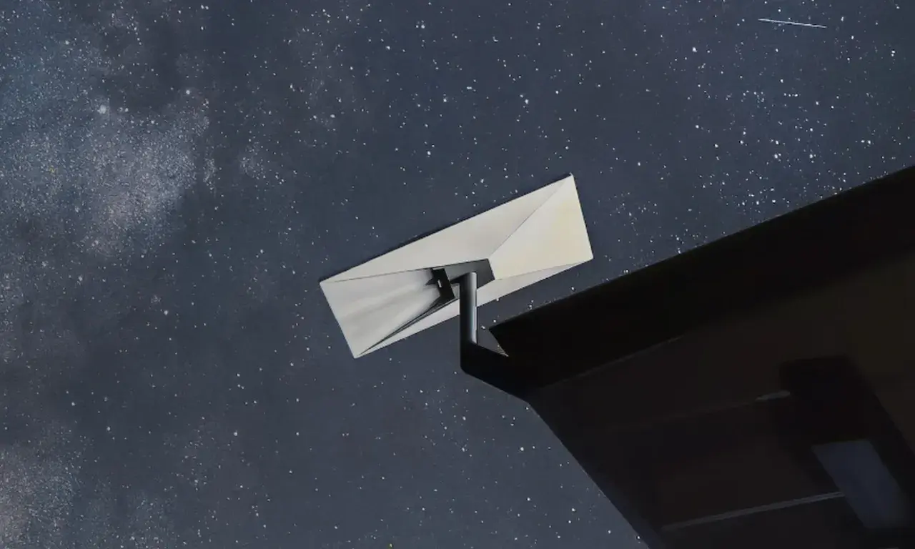 Antena Starlink, która pozwala na dostęp do internetu z kosmosu, zamontowana na dachu.