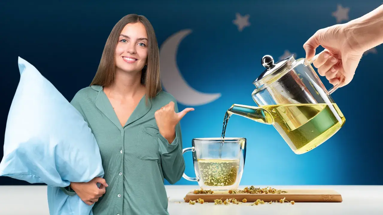 Mujer sonriente con almohada, disfrutando de los beneficios de la manzanilla por la noche. Té de manzanilla vertiéndose en una taza.