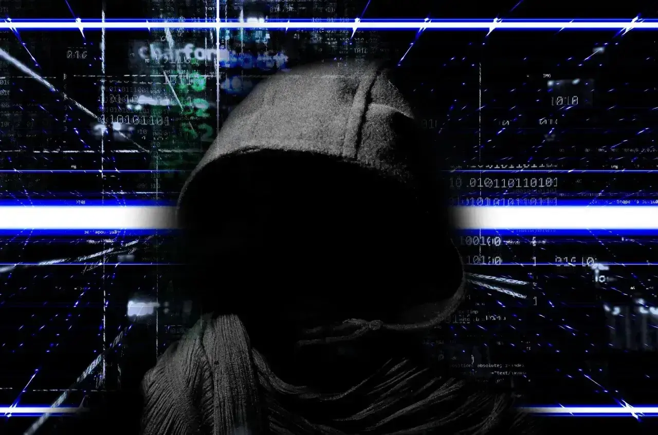 Sylwetka w kapturze na tle kodu binarnego i niebieskich linii. To wizualizacja tego, co można robić po kryminalistyce cyfrowej: analizować dane, ścigać cyberprzestępców.