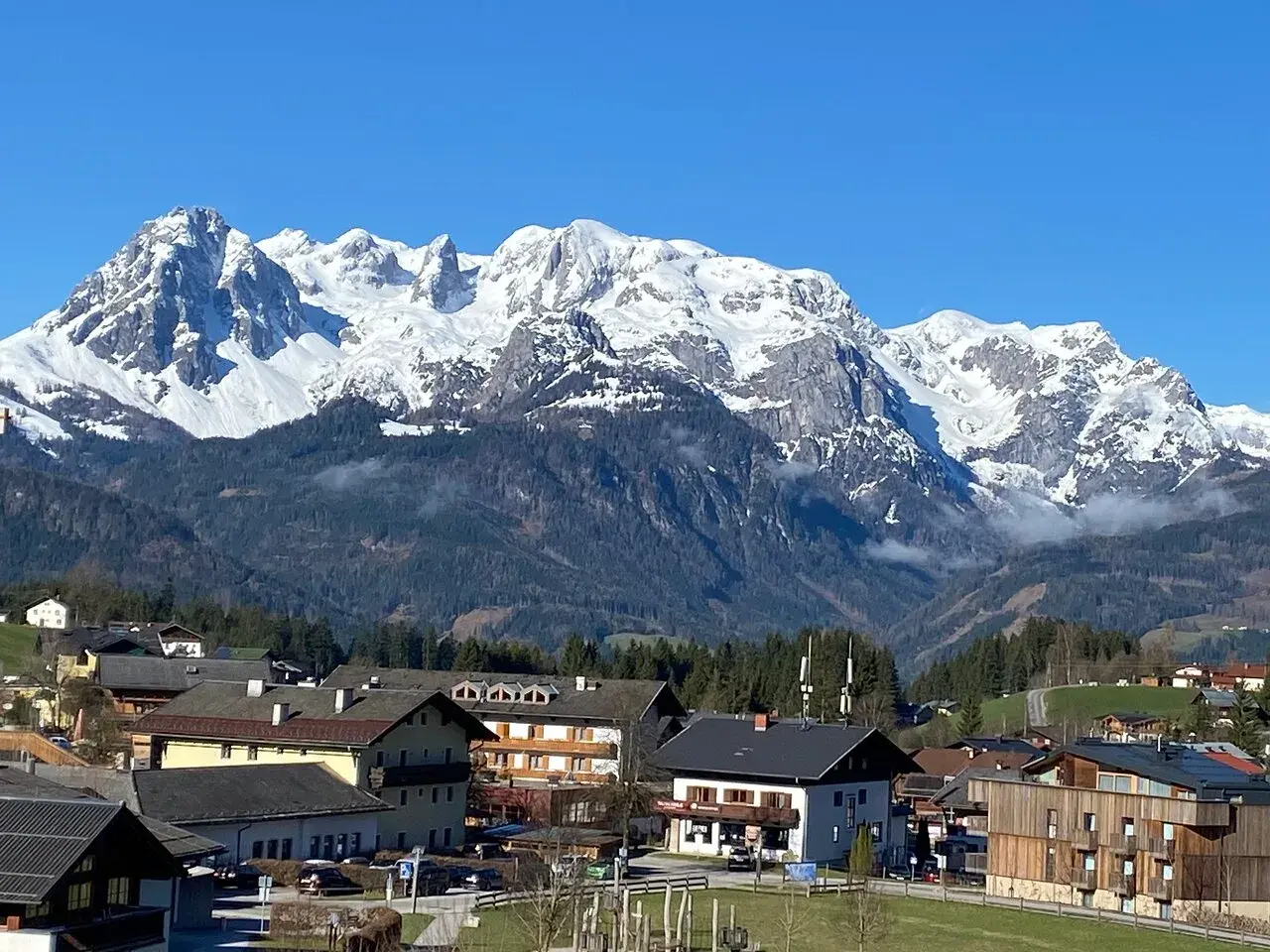 Majestätische, schneebedeckte Berge über dem charmanten Dorf Aja Werfenweng.