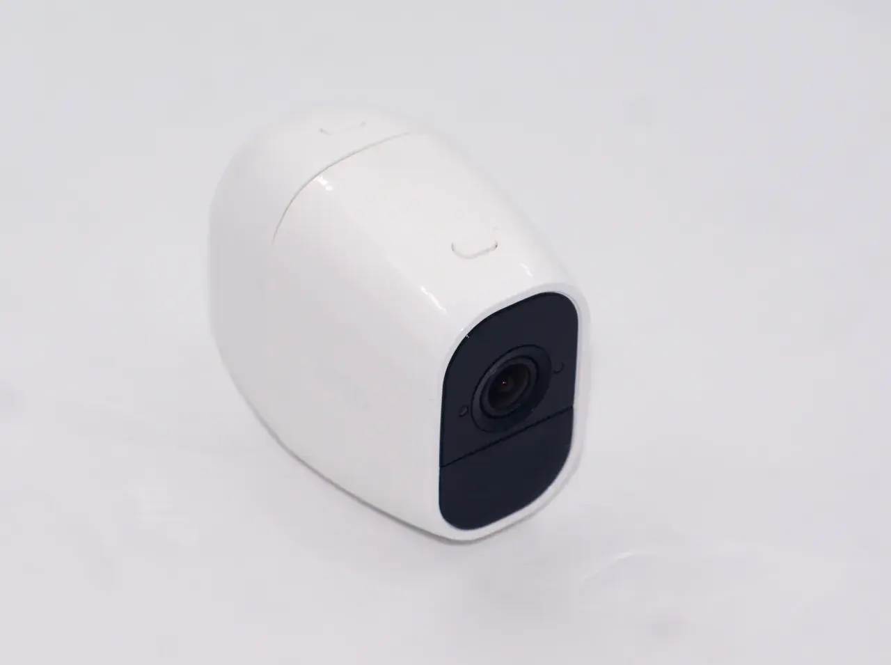 Caméra de sécurité Arlo, compatible HomeKit, blanche, avec objectif noir.