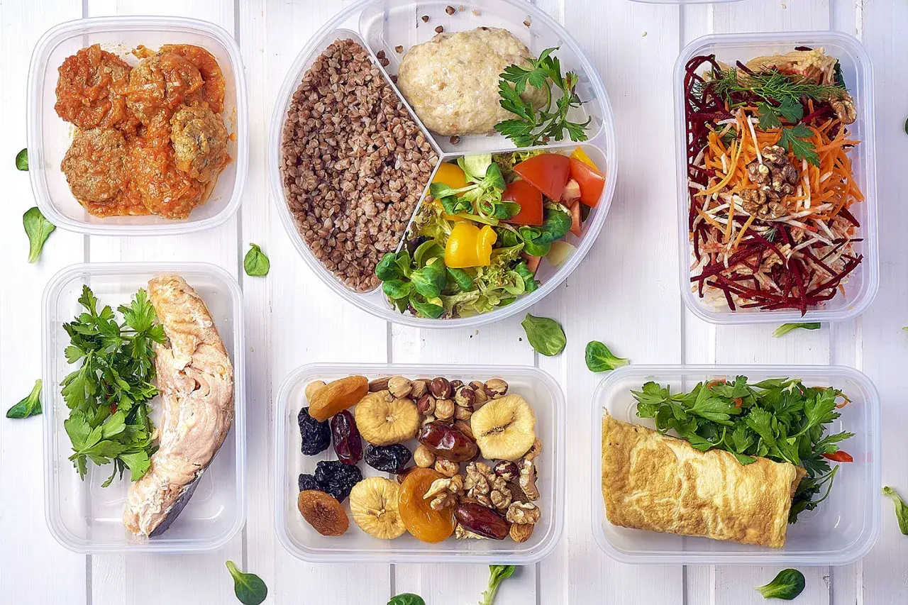Zdrowe posiłki w pojemnikach: ryba, mięso, kasza, sałatka, omlet, suszone owoce i orzechy. Dieta bezglutenowa, pomocna przy celiakii objawy.