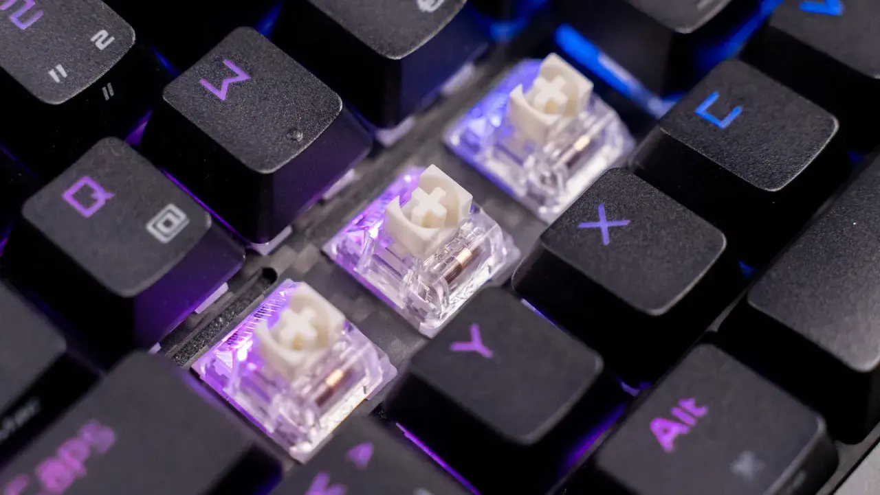 Nahaufnahme von mechanischen Tastenschaltern, die zeigen, was die besten Switches für dein Gaming-Setup sind. Lila Beleuchtung.