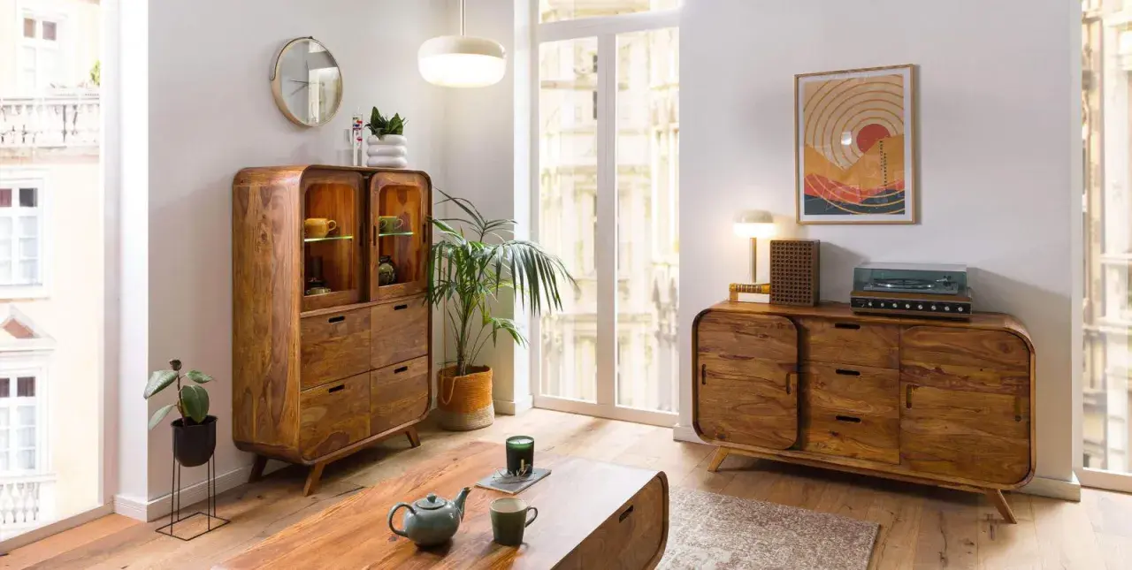 Ciepły, **kolor miodowy w salonie** tworzą meble z litego drewna, retro gramofon i stylowe dodatki.