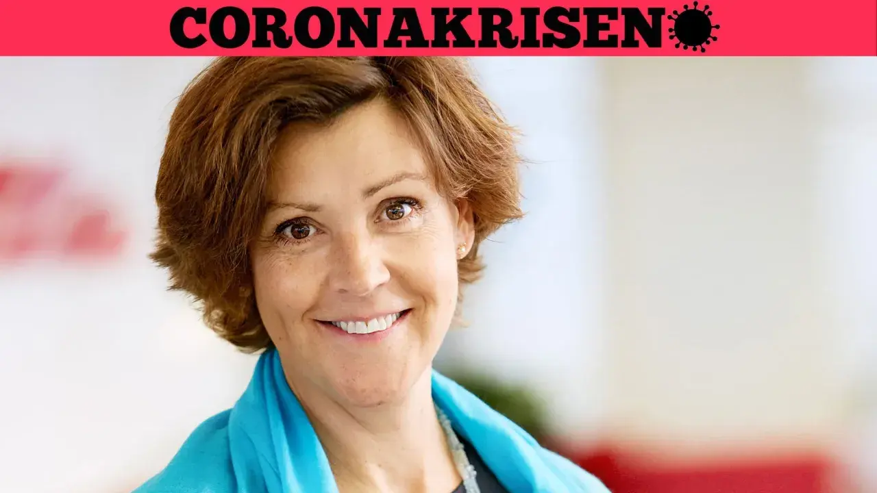 Lottie Knutsson ler mot kameran, klädd i en turkos scarf. Texten "CORONAKRISEN" syns ovanför.