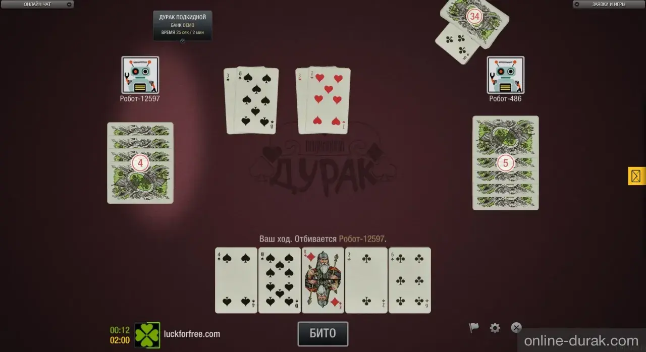 Gra w duraka online. Na stole karty, gracze to roboty. Czas na ruch.