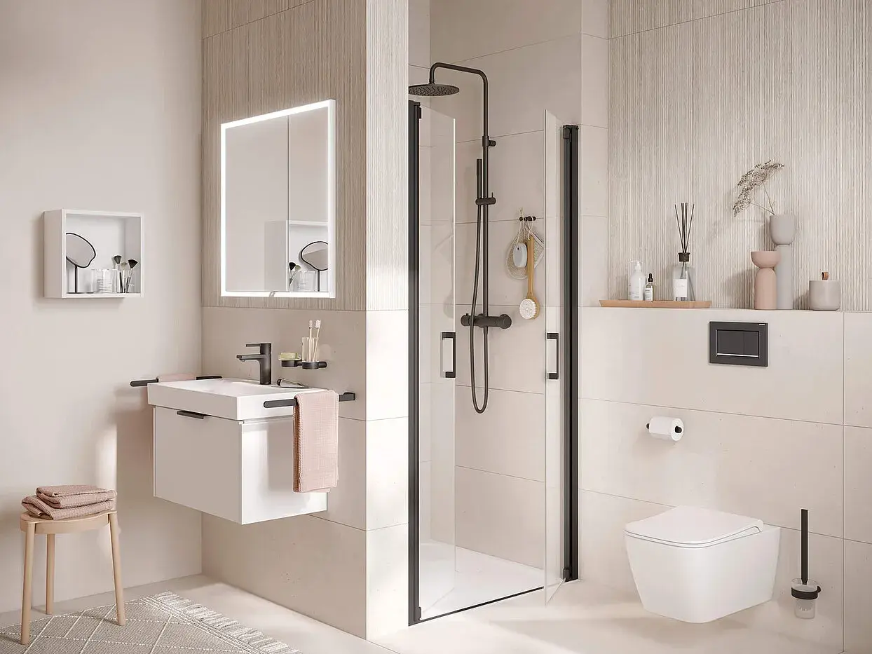 Modernes kleines Bad gestalten 4qm: Hängendes Waschbecken, bodengleiche Dusche mit schwarzem Rahmen, wandhängende Toilette und beleuchteter Spiegelschrank.