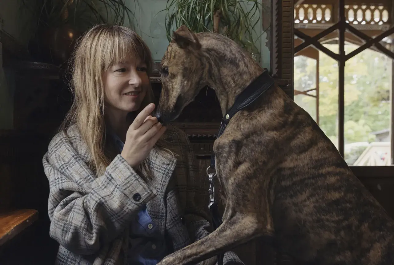 Jenny Tunedal ler mjukt mot sin hund.