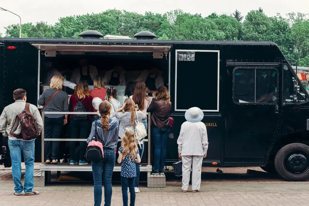 Kolejka do food trucka. Zastanawiasz się, ile kosztuje miejsce pod food truck?