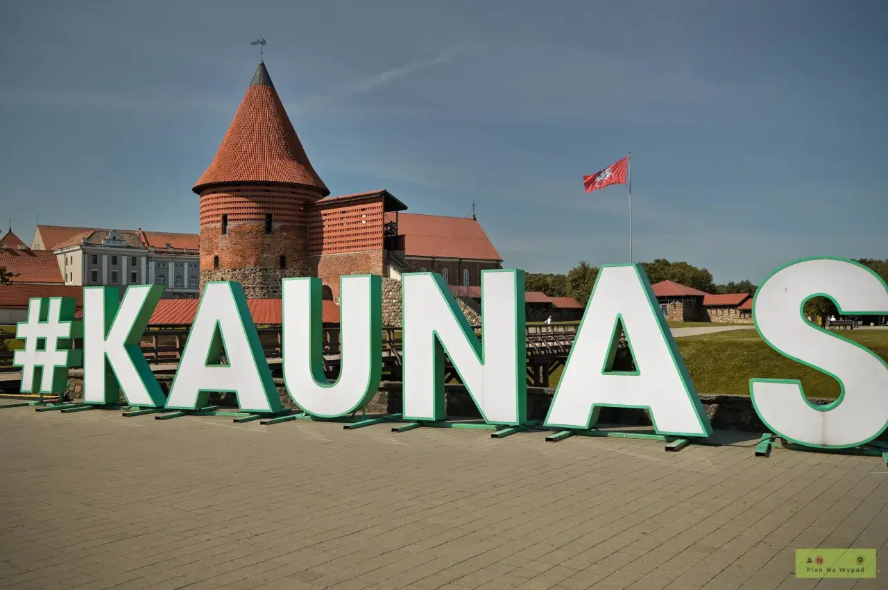 #Kaunas – odkryj atrakcje tego historycznego miasta! Zamek w Kownie i wielkie litery zapraszają do zwiedzania.