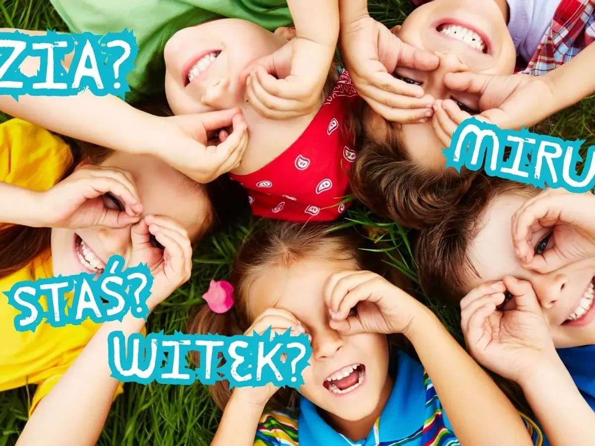 Dzieci leżą na trawie, zasłaniając oczy. Czy to Zuzia, Stasiu, Witek, czy może Maja? Jak mam na imię?