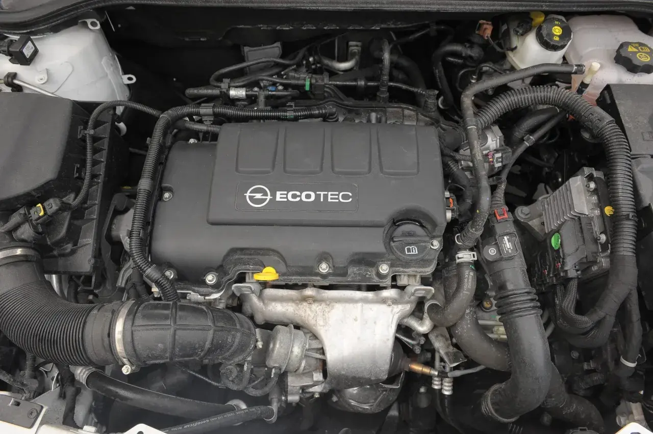 Silnik Opel Mokka 1.4 Turbo Ecotec. Widok komory silnika z turbosprężarką i przewodami.