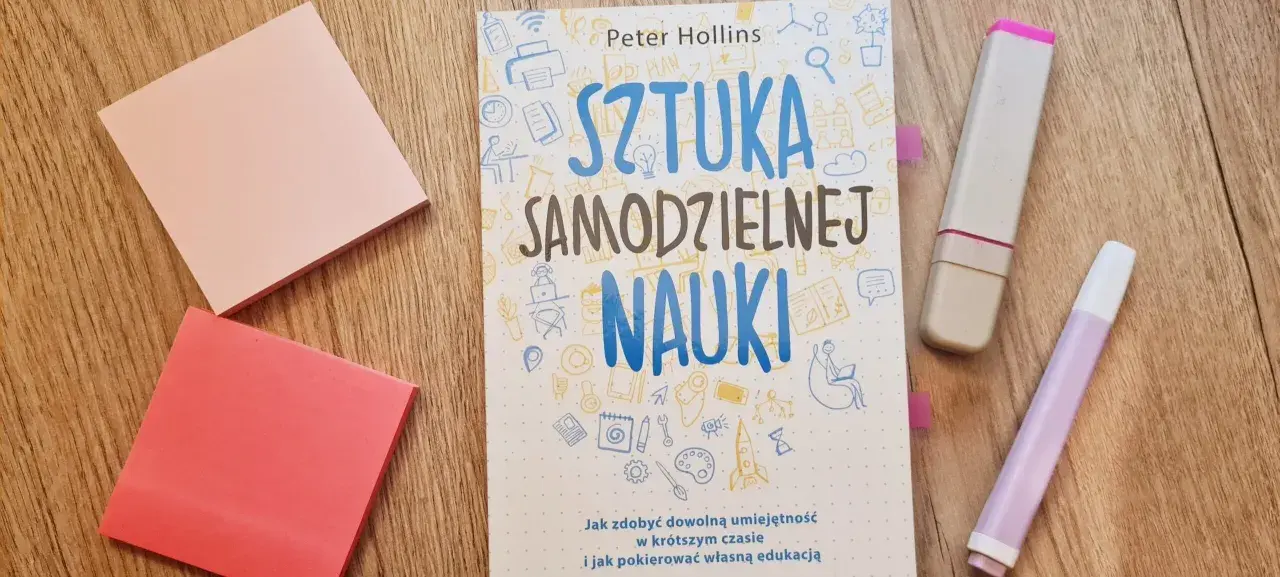 Książka "Sztuka samodzielnej nauki" leży obok różowych karteczek i zakreślaczy. Idealna do nauki angielskiego.