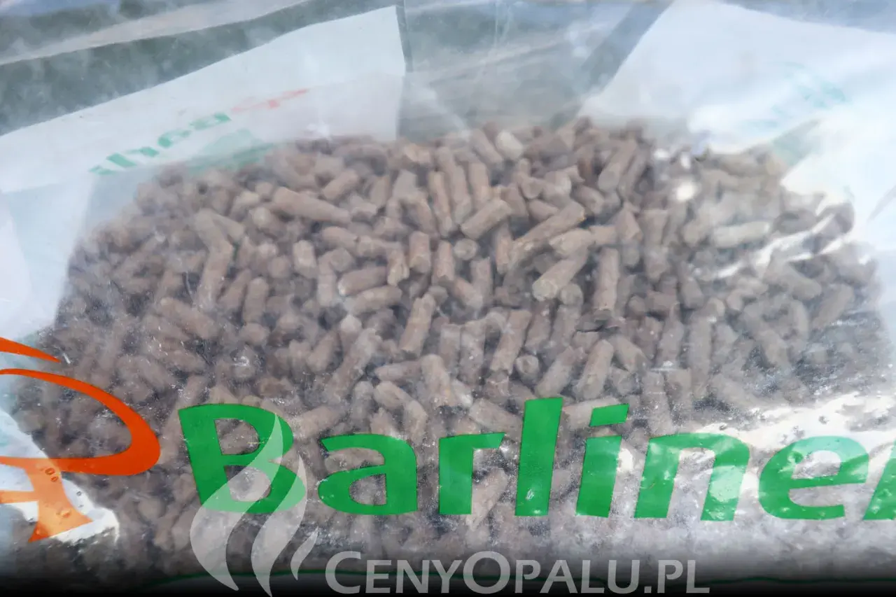 Worek z pelletem Barlinek. Czy pellet Barlinek jest dobry? Widać drobne, brązowe granulki.
